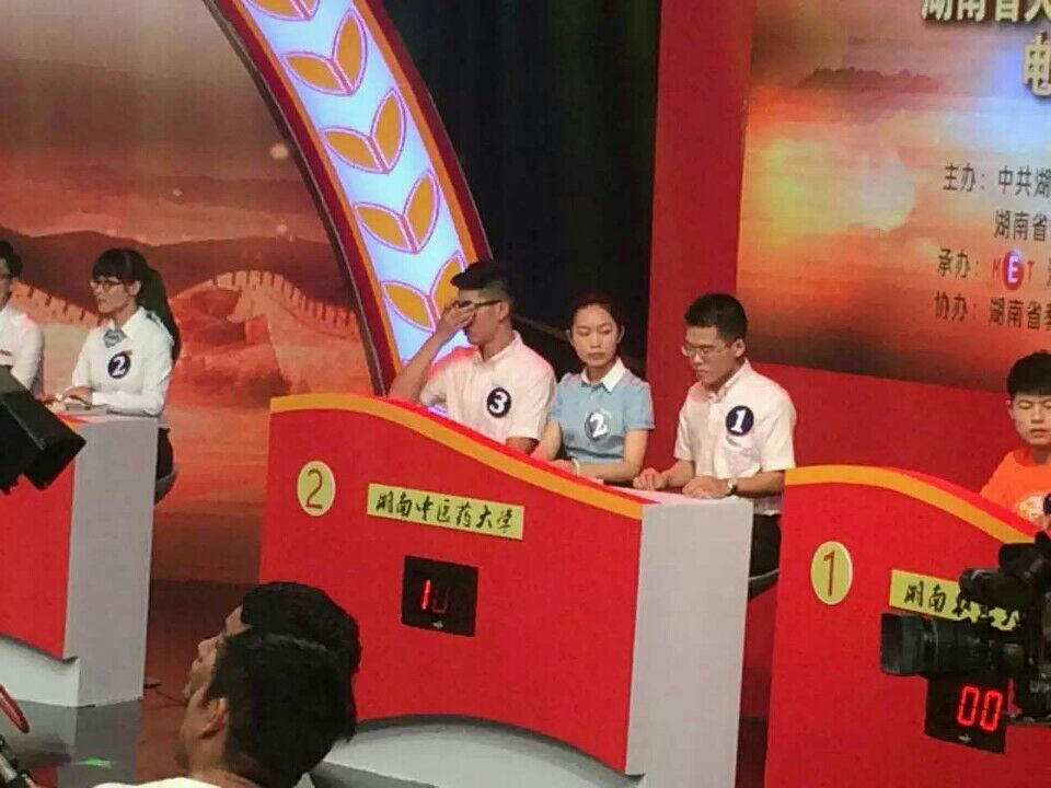 选手们正认真思考着问题